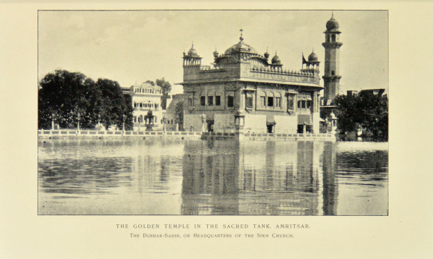 Der goldene Tempel in Amritsar, umgeben von Wasser, B├Ąumen und einem klaren Himmel, mit Text am unteren Bildrand.