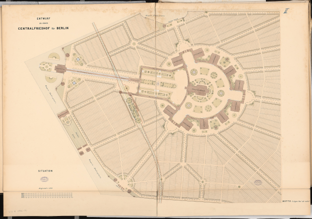 Ein altes Buch mit einer detaillierten Karte von Berlin, das Straßen, Gebäude und Sehenswürdigkeiten zeigt, sowie begleitenden Text mit zusätzlichen Informationen.