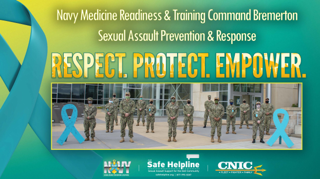 Plakat für das Sexual Assault Prevention & Response-Programm der Navy Medicine Readiness & Training Command Bremerton, das uniformierte Mitarbeiter vor einem Gebäude mit dem Text "Respekt, Schutz, Ermächtigung" zeigt.