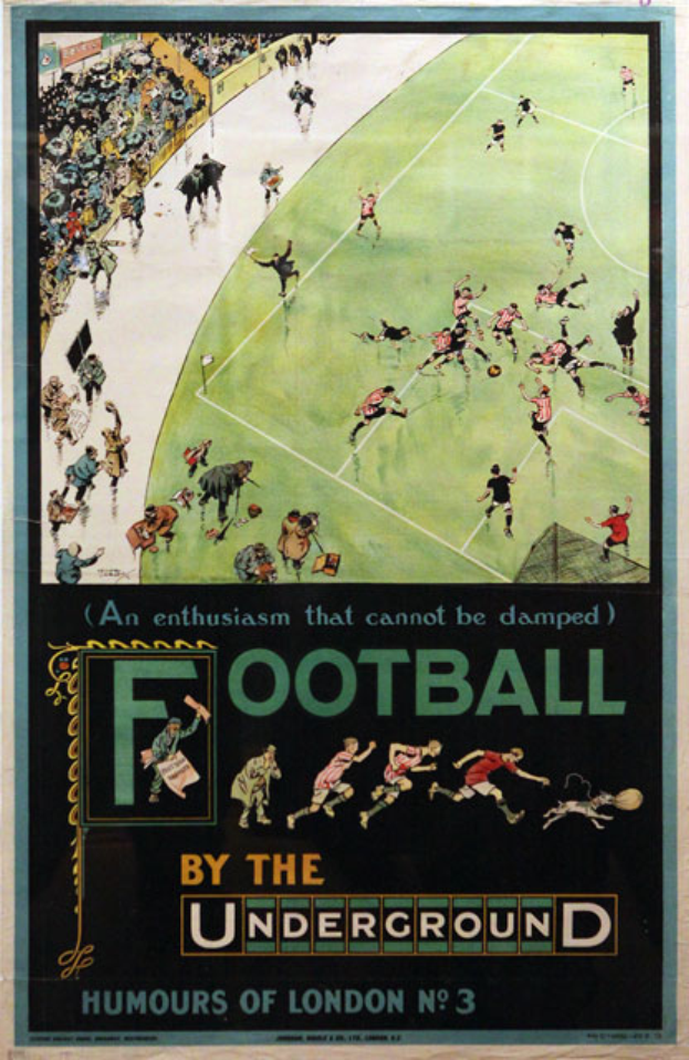Ein Vintage-Plakat, das ein Fußballspiel mit dem Titel 'Fußball unter der U-Bahn - Londoner Humor Nr. 3' ankündigt, zeigt eine Zuschauermenge in einem Stadion.