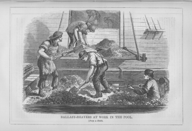 Ein Schwarz-Weiß-Bild einer Gruppe von Menschen, die in einem Pool arbeiten, einige halten Schaufeln, mit dem Text "Ballast-Heavens bei der Arbeit im Pool" unten.