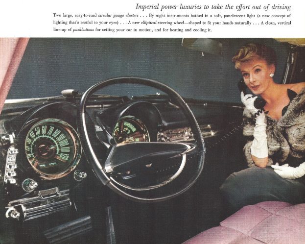 Ein Magazin-Artikel, der das Innere eines Autos mit einem Mädchen auf der rechten Seite zeigt, das auf einem Telefon spricht, einem Lenkrad und Tacho in der Mitte und einem Bedienfeld auf der linken Seite.