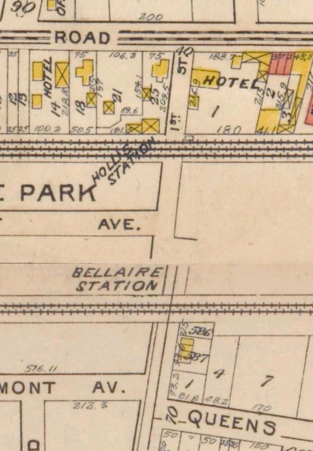 Ein detaillierter alter Stadtplan, der Straßen, Gebäude und Sehenswürdigkeiten zeigt, mit Texten, die zusätzliche Informationen bieten.