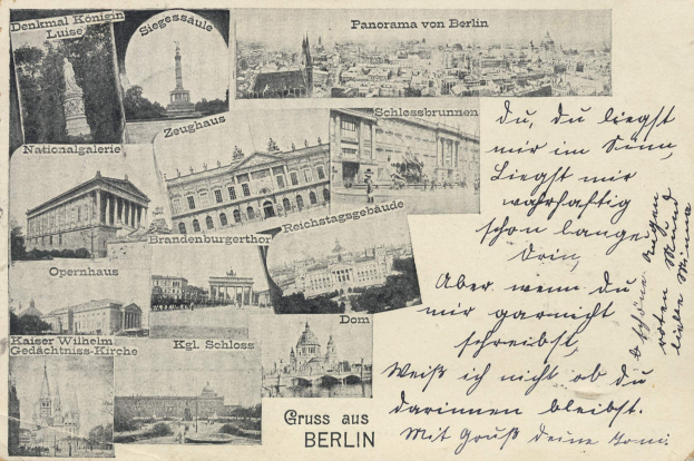 Eine alte Postkarte mit mehreren Abbildungen von Berlin, darunter Gebäude, Bäume und eine Statue, mit handgeschriebener Schrift auf der Rückseite.