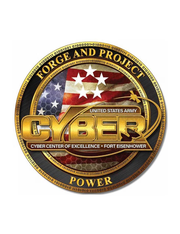 Logo der United States Army Cyber Center of Excellence, Fort Eisenhower, mit einem blauen Kreis mit einem weißen Stern in einem weißen Rand und der schwarzen Schrift "Forge and Project Cyber Power" darunter.