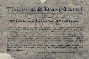 Plakat mit fetter schwarzer Schrift "Diebe & Einbrecher Pinkertons Polizei" auf weißem Hintergrund, umrandet von einem schmalen schwarzen Rand, zentrierter Text.