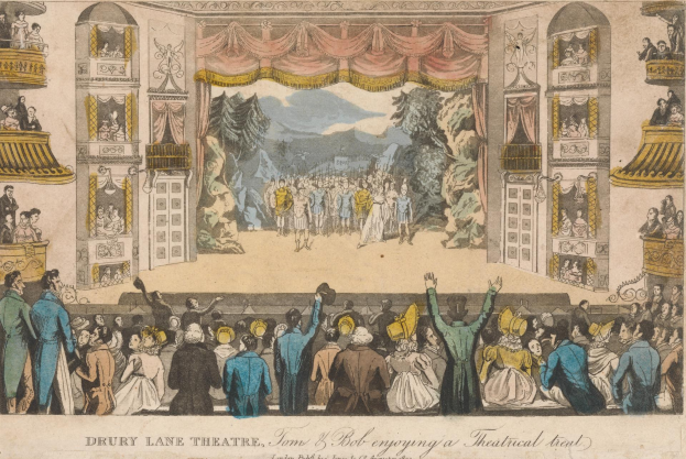 Eine Menschenmenge steht vor einer Bühne im Drury Lane Theatre in London, die mit Vorhängen, Bäumen, Hügeln und einem Himmel geschmückt ist.