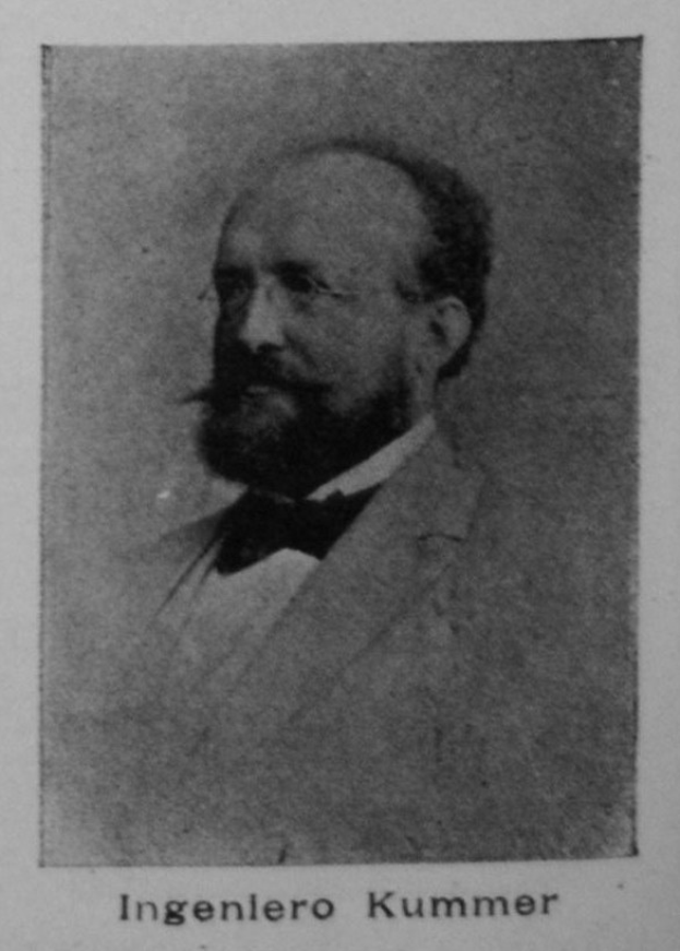 Schwarzes und weißes Porträt eines bärtigen Mannes in einem Blazer und Brille mit Text unten, der "Ingenlero Kummer, der Gründer der deutschen Revolution" liest.