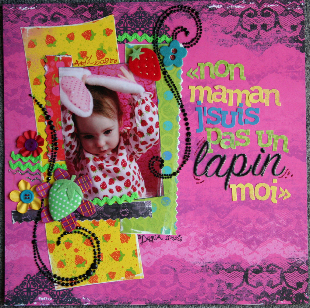 Eine pinkfarbene Grußkarte mit bunten Texten und einem Babyfoto.