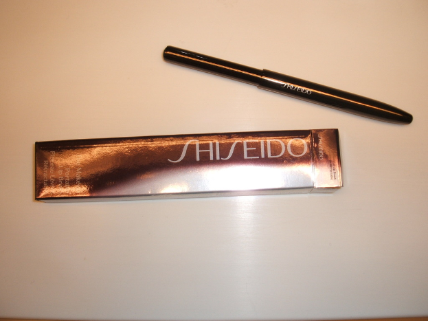 Ein Paket mit Text und einem Eyeliner-Objekt in der Mitte, mit einer tischähnlichen Oberfläche im Hintergrund.