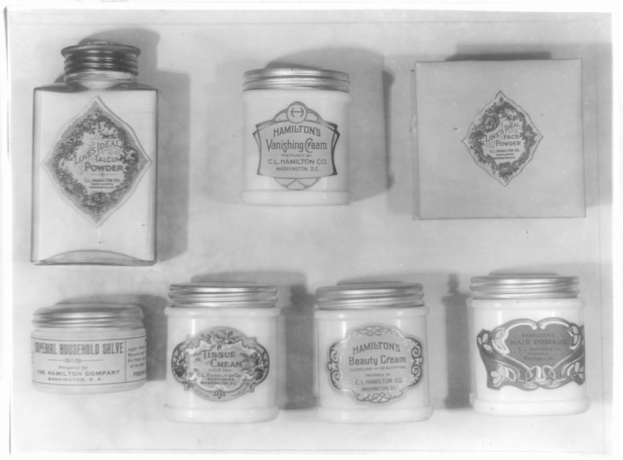 Schwarzes und weißes Foto eines Regals mit ordentlich angeordneten Töpfen mit verschiedenen Etiketten.