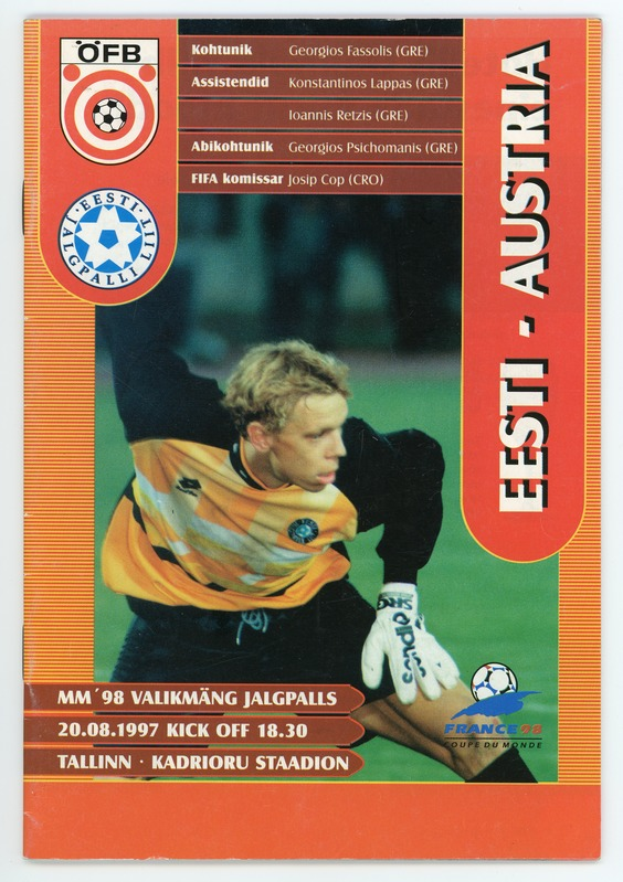 Eine Fußballkarte von der FIFA-WM 1998 in Deutschland, die einen Spieler in einem Trikot mit entschlossener Miene zeigt, vor einem hellblauen Himmel mit weißen Wolken.