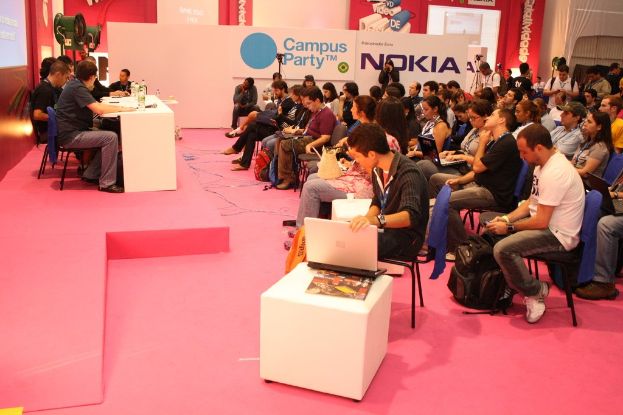 Kyle Cooke macht schockierende Verabredungseinblicke bei der 'Virtual Reali-Tea'-Podcast-Aufnahme im Cannes Lions