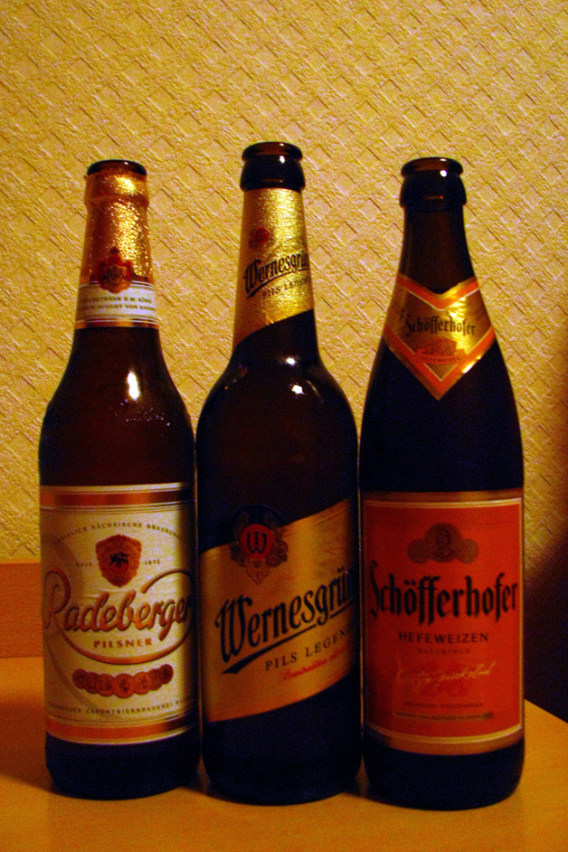 Drei Flaschen mit unterschiedlichen Etiketten.