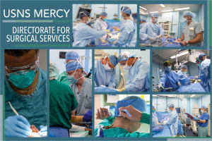 Eine Gruppe von medizinischem Personal in Masken, Kappen und Handschuhen führt einen Eingriff in einem Operationssaal durch, wobei links der Text "USNS Mercy Directorate for Surgical Services" zu sehen ist.