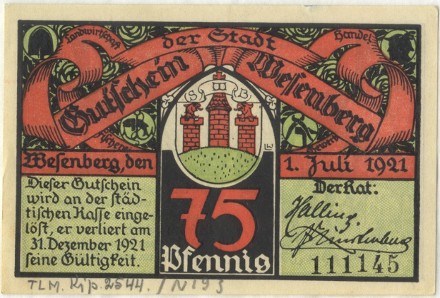 Ein altes deutsches Geldstück mit einem Gebäude darauf, darunter der Text "Bundesliga" und ein Logo auf einem weißen Hintergrund.