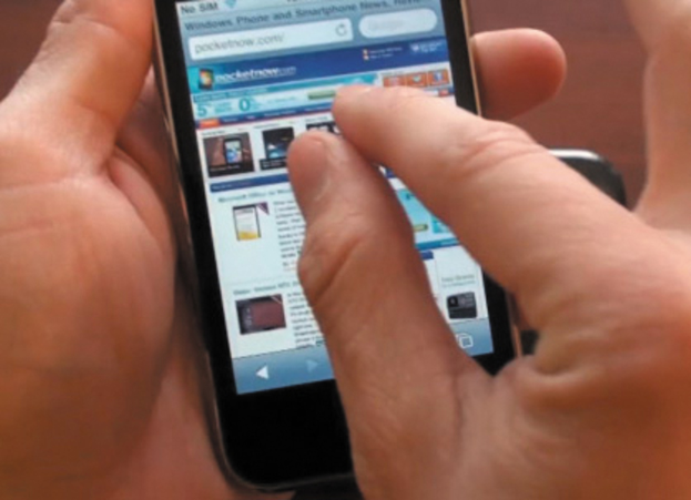Eine Person mit einem Handy in der Hand.