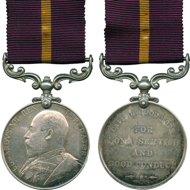 Silberne Medaille mit einer lila und gelben Schleife, mit einem Profilbild auf der linken Seite und dem Text "Langjähriger treuer Dienst" auf der rechten Seite.