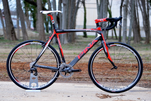 Ein Fahrrad neben Bäumen geparkt.