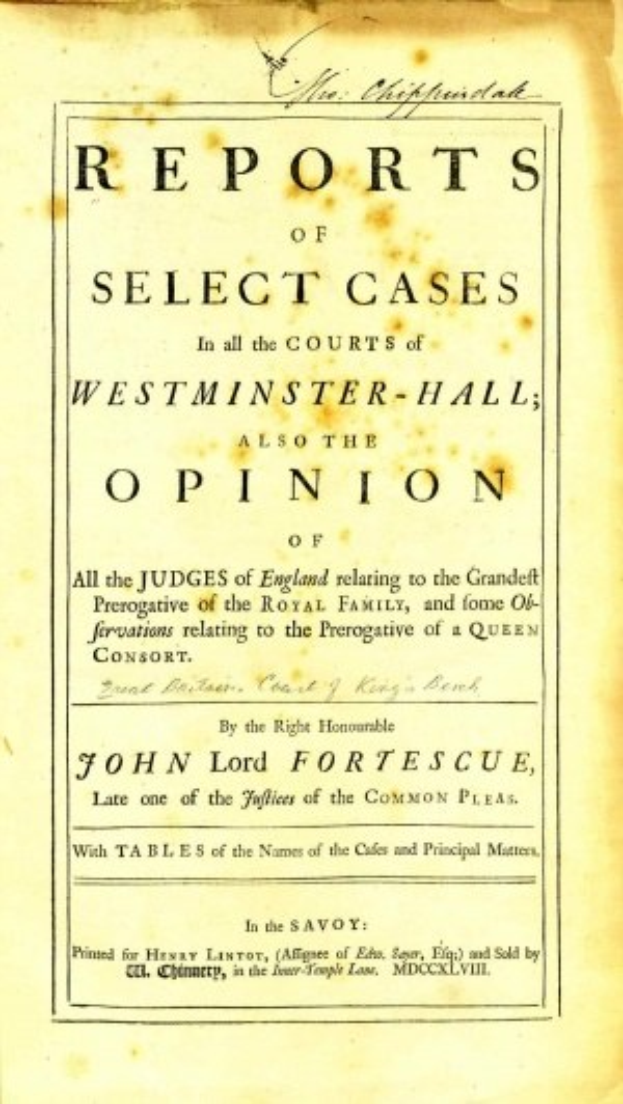Altes Buch mit dem Titel 'Berichte ausgewählter Fälle vor den Gerichten von Westminster-Hall sowie die Meinung von John Lord Fortescue' geöffnet auf einer Seite mit schwarzer Tinte