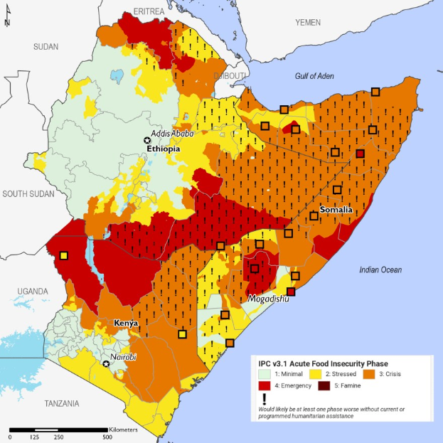 Karte von Afrika mit Farben, die verschiedene Grade der Ernährungsunsicherheit in jedem Land anzeigen, begleitet von erklärendem Text.