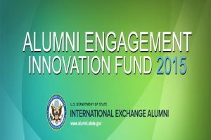 Grüner Hintergrund mit zentraler weißer Schrift, die "Alumni Engagement Innovation Fund 2015" lautet, und einem blauen Kreislogo mit weißer Umrandung und einem weißen Stern in der Mitte.