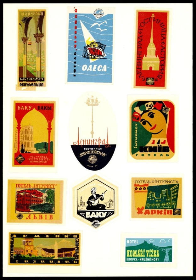 Ein schwarzer Rahmen mit einem Raster von vintage russischen Reiseplakaten mit verschiedenen Designs, Farben und klassischer Typografie.