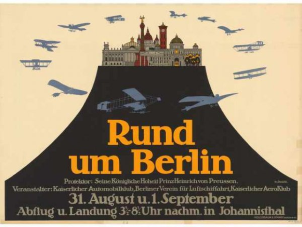 Ein Plakat, das eine Berliner Luftschau bewirbt, mit der Aufschrift 'Rund um Berlin', im Hintergrund ein Gebäude und mehrere Flugzeuge am Himmel.