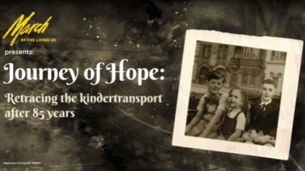 Plakat mit dem Titel "Reise der Hoffnung: Rückblick auf den Kindertransport nach 85 Jahren" mit einem Gruppenfoto von lachenden Menschen auf der rechten Seite und Text auf der linken Seite, vor einem hellblauen Himmel mit weißen Wolken.