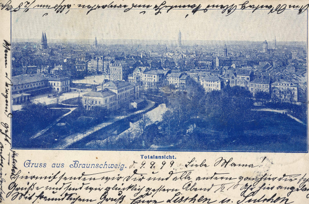 Alte Ansichtskarte mit Stadtansicht von einem Hügel, mit Gebäuden, Bäumen und handgeschriebener Text.