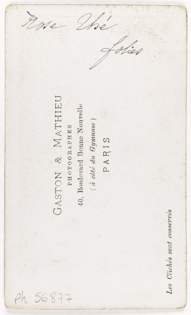 Alte Visitenkarte mit handgeschriebenem Vermerk, überwiegend weiß mit Empfängername-Text.