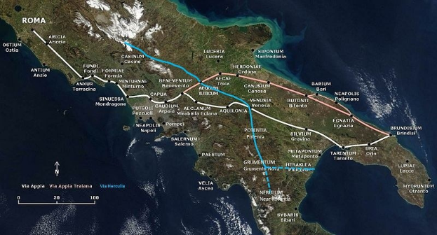 Blaue Linie auf einer Karte von Italien, die eine kreisförmige Zugroute von Rom zurück nach Rom nachzeichnet, mit beschrifteten Haltestellen an verschiedenen Städten und Ortschaften entlang des Weges.