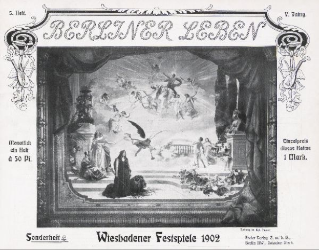 Schwarzes und weißes Foto einer Bühne von den 1902er Wiesbadener Festspielen mit Darstellern in traditioneller deutscher Tracht, bunten Bühnendekorationen und einem jubelnden Publikum im Hintergrund.