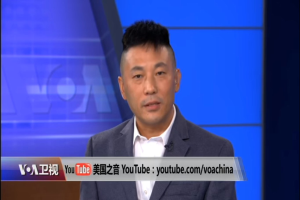 Ein chinesischer Nachrichtensprecher im Anzug und Krawatte erscheint auf einem TV-Bildschirm mit Text unten und einem blauen Hintergrund.