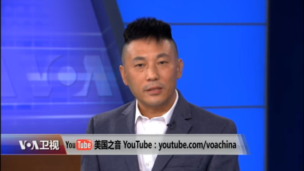 Ein chinesischer Nachrichtensprecher im Anzug und Krawatte erscheint auf einem TV-Bildschirm mit Text unten und einem blauen Hintergrund.