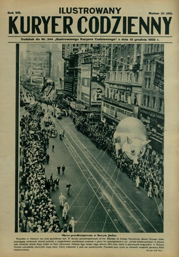 Eine alte Zeitung mit der Überschrift "Kuryer Codzieny - Weltkrieg" mit einem Foto einer großen Menge, Gebäuden, Fahrzeugen und einem Schweineballon.