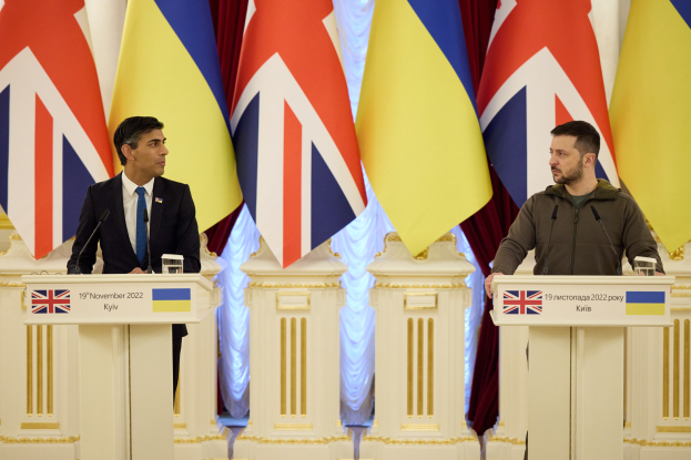 Zwei Männer stehen an Rednerpulten mit Mikrofonen und anderen Gegenständen vor Flaggen, Säulen und einem Vorhang in einer offiziellen Umgebung und diskutieren das Potenzial von Ukraine und Russland.
