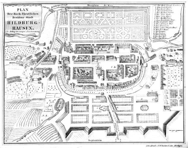 Ein detaillierter alter Stadtplan von Hildburg-Hausen, Deutschland, mit Gebäuden, Straßen und anderen Merkmalen sowie begleitendem Text.