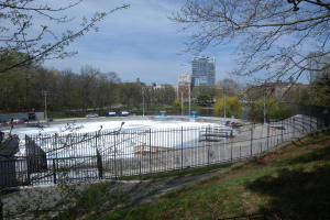 Insolvenz im Itter-Tal bedroht öffentliches Schwimmbad und Eislaufhalle