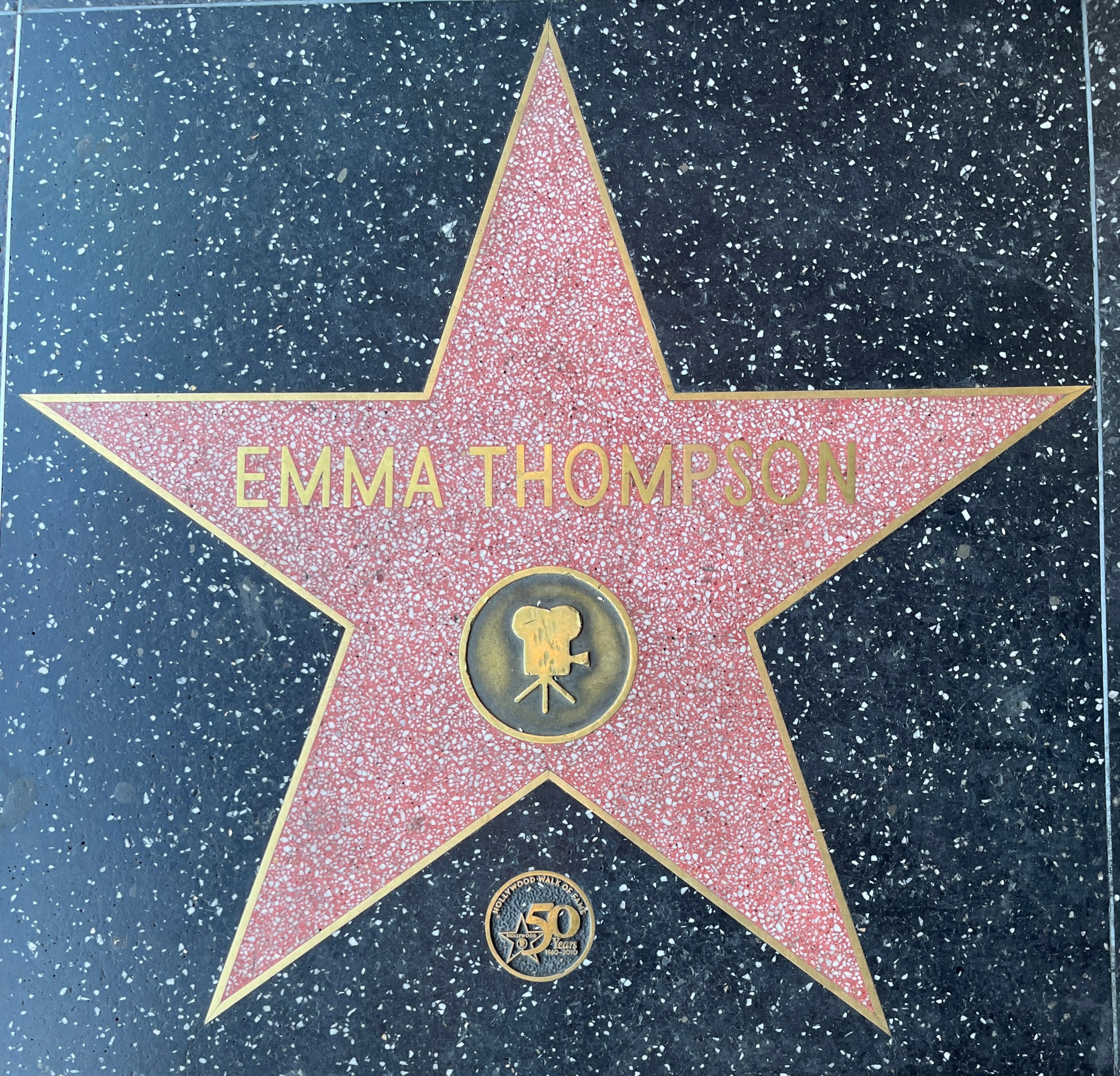 Emma Thompsons Stern auf dem Hollywood Walk of Fame, mit ihrem Namen in wei├čer Schrift auf einem schwarzen, fünfzackigen Stern.
