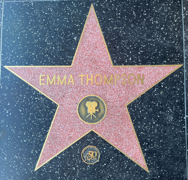 Emma Thompsons Stern auf dem Hollywood Walk of Fame, mit ihrem Namen in wei├čer Schrift auf einem schwarzen, fünfzackigen Stern.